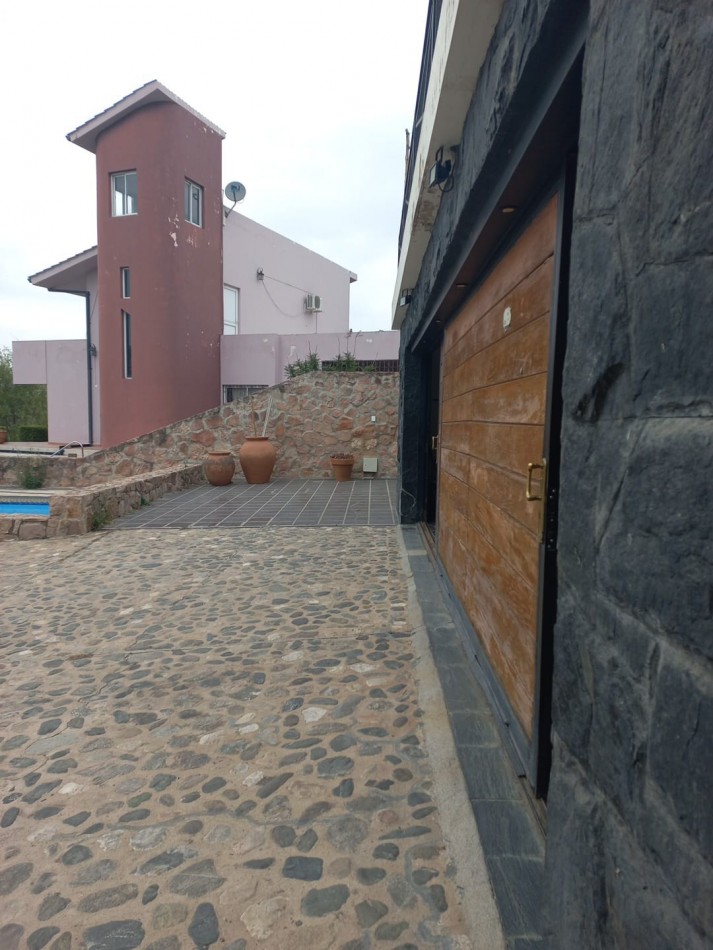Imponente chalet ubicado en Villa del Lago, a pasos del puente en Ruta 38