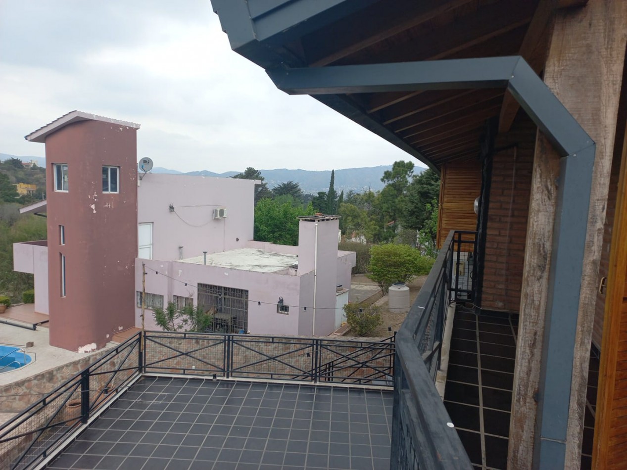 Imponente chalet ubicado en Villa del Lago, a pasos del puente en Ruta 38
