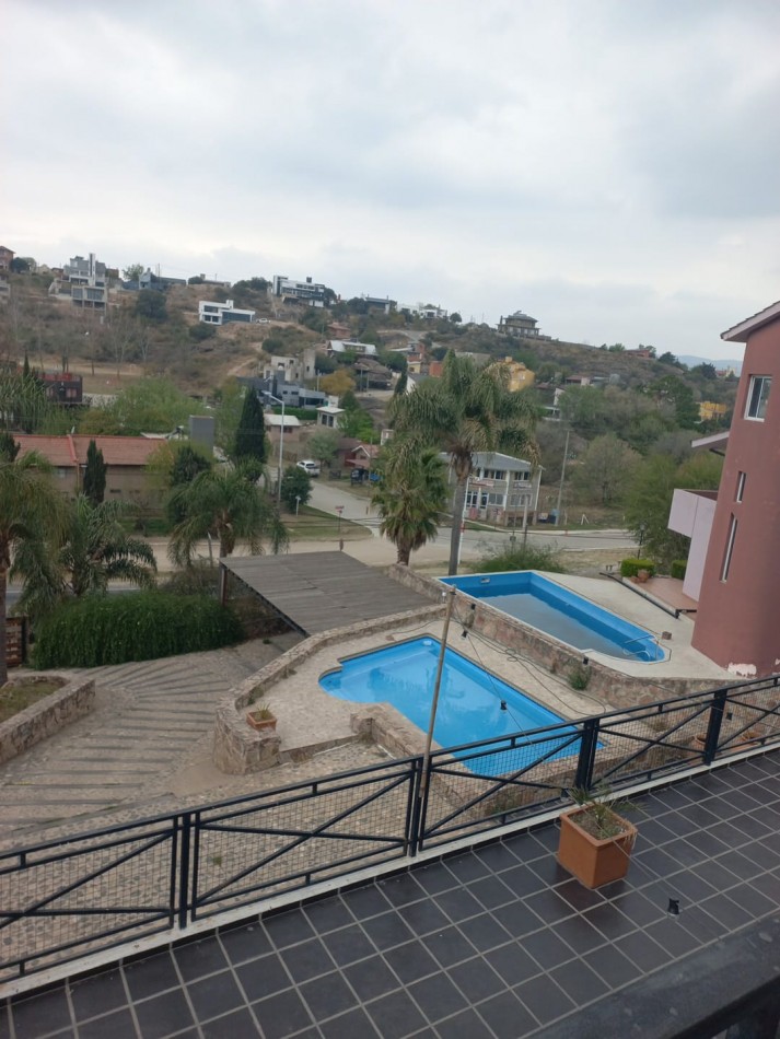 Imponente chalet ubicado en Villa del Lago, a pasos del puente en Ruta 38