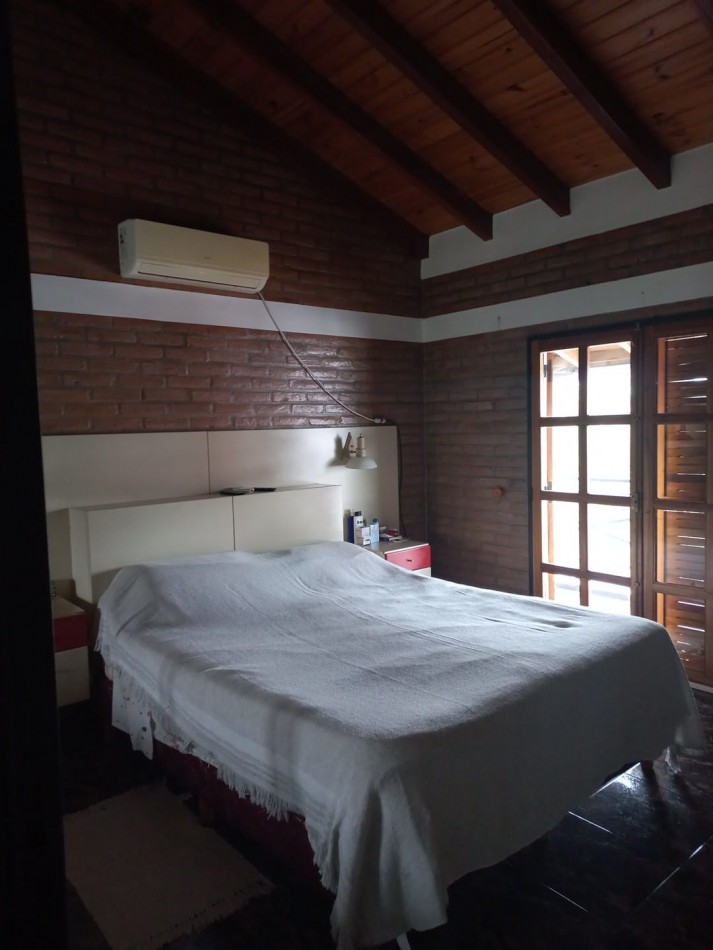 Imponente chalet ubicado en Villa del Lago, a pasos del puente en Ruta 38
