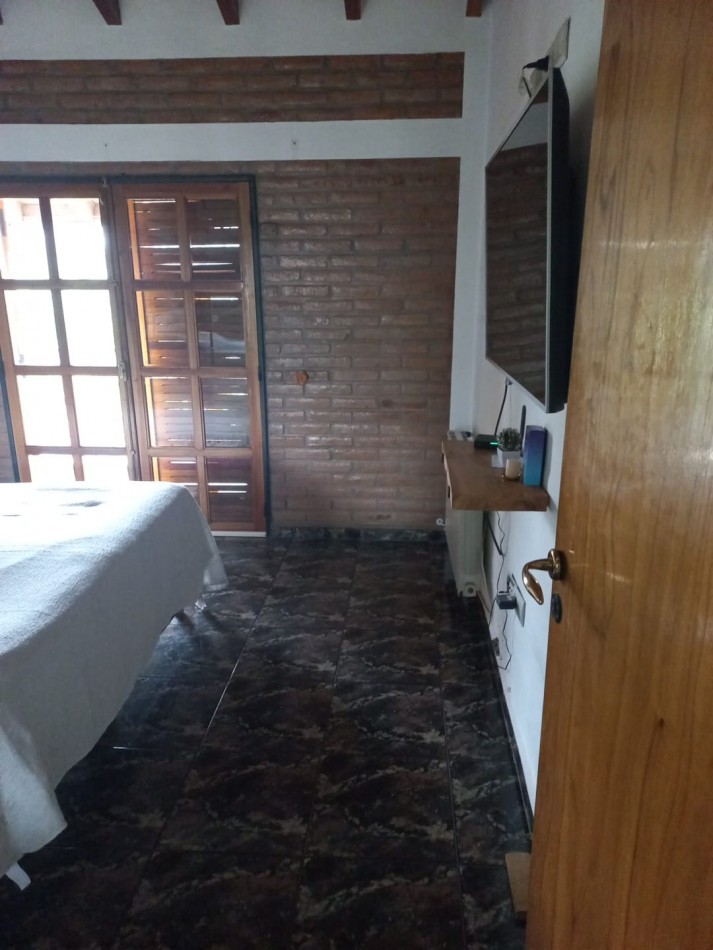 Imponente chalet ubicado en Villa del Lago, a pasos del puente en Ruta 38