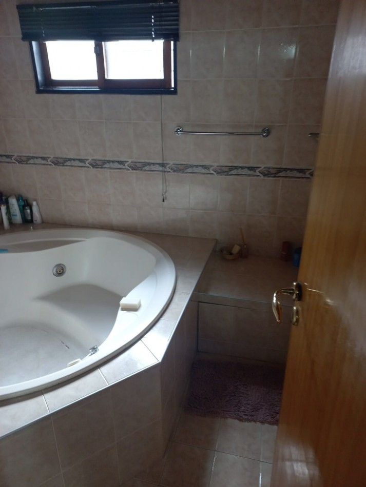 Imponente chalet ubicado en Villa del Lago, a pasos del puente en Ruta 38