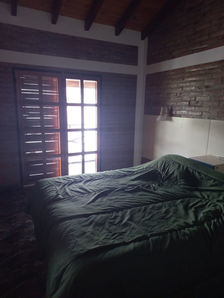 Imponente chalet ubicado en Villa del Lago, a pasos del puente en Ruta 38