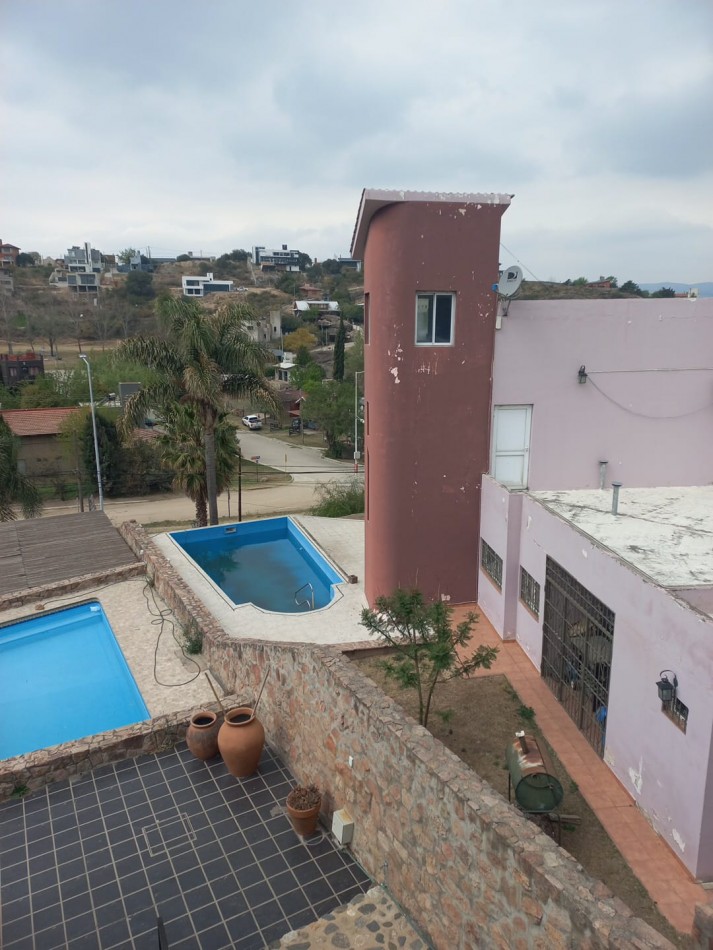 Imponente chalet ubicado en Villa del Lago, a pasos del puente en Ruta 38