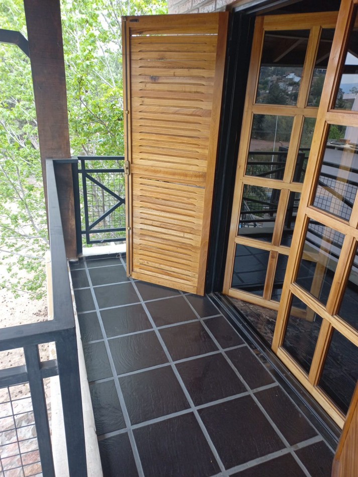 Imponente chalet ubicado en Villa del Lago, a pasos del puente en Ruta 38