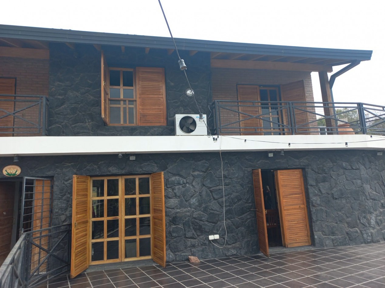 Imponente chalet ubicado en Villa del Lago, a pasos del puente en Ruta 38