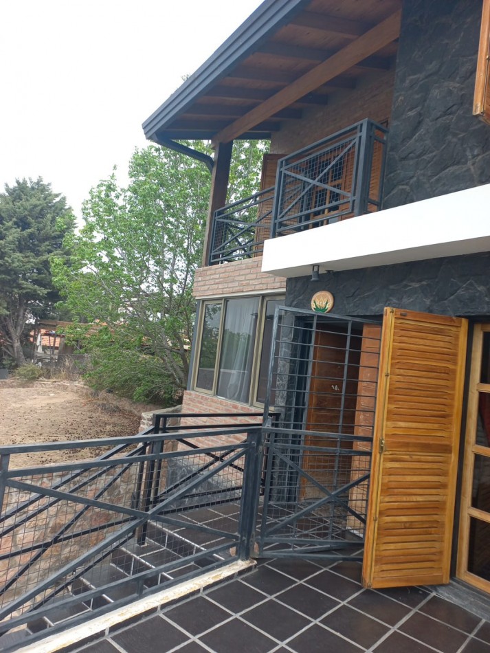 Imponente chalet ubicado en Villa del Lago, a pasos del puente en Ruta 38