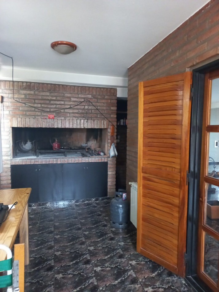 Imponente chalet ubicado en Villa del Lago, a pasos del puente en Ruta 38