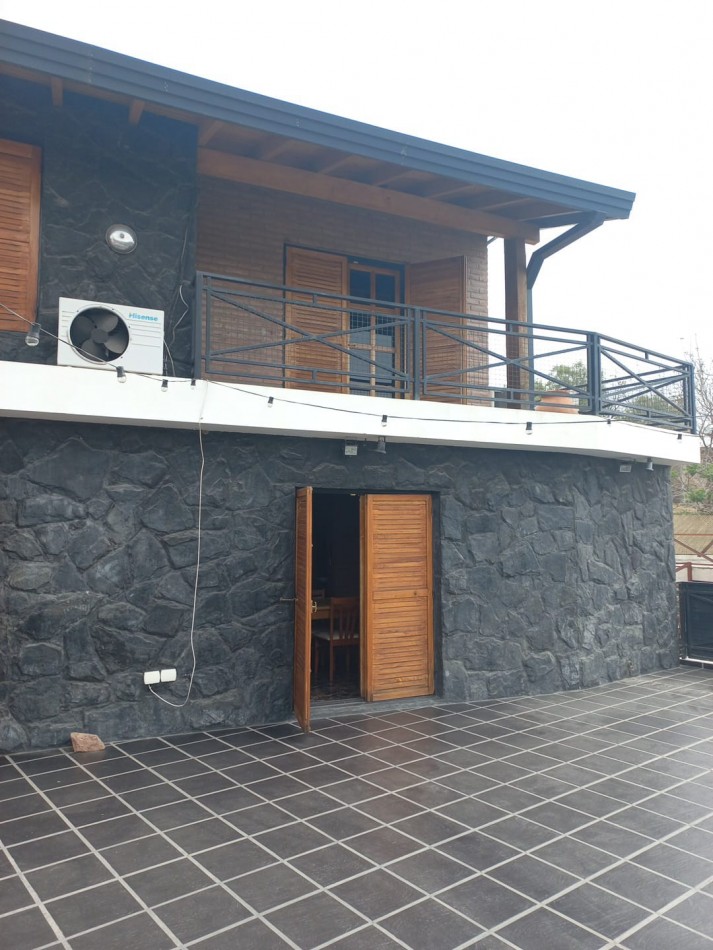Imponente chalet ubicado en Villa del Lago, a pasos del puente en Ruta 38