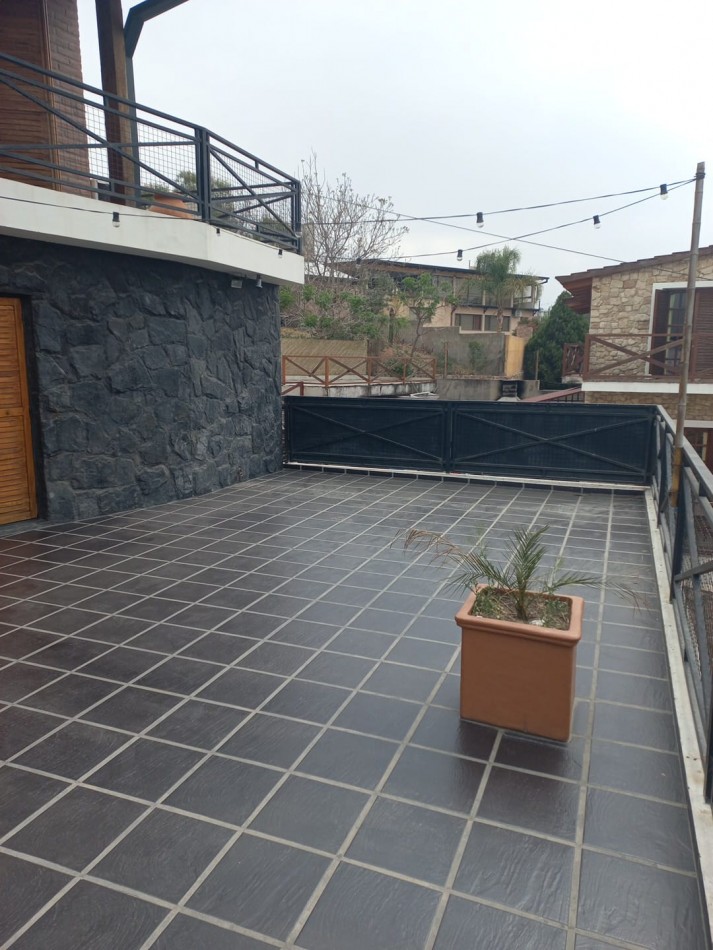 Imponente chalet ubicado en Villa del Lago, a pasos del puente en Ruta 38