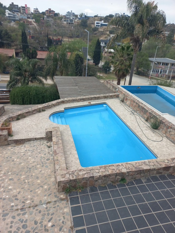 Imponente chalet ubicado en Villa del Lago, a pasos del puente en Ruta 38