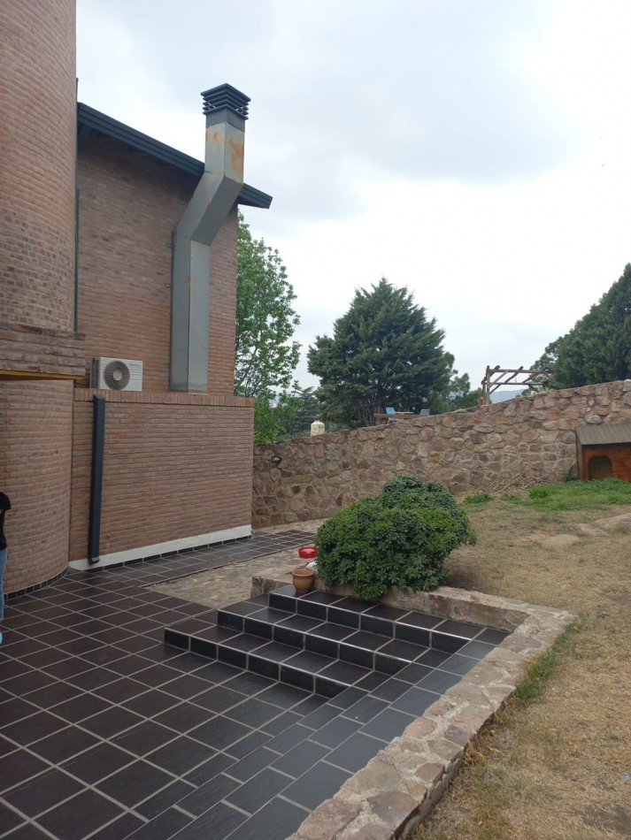 Imponente chalet ubicado en Villa del Lago, a pasos del puente en Ruta 38