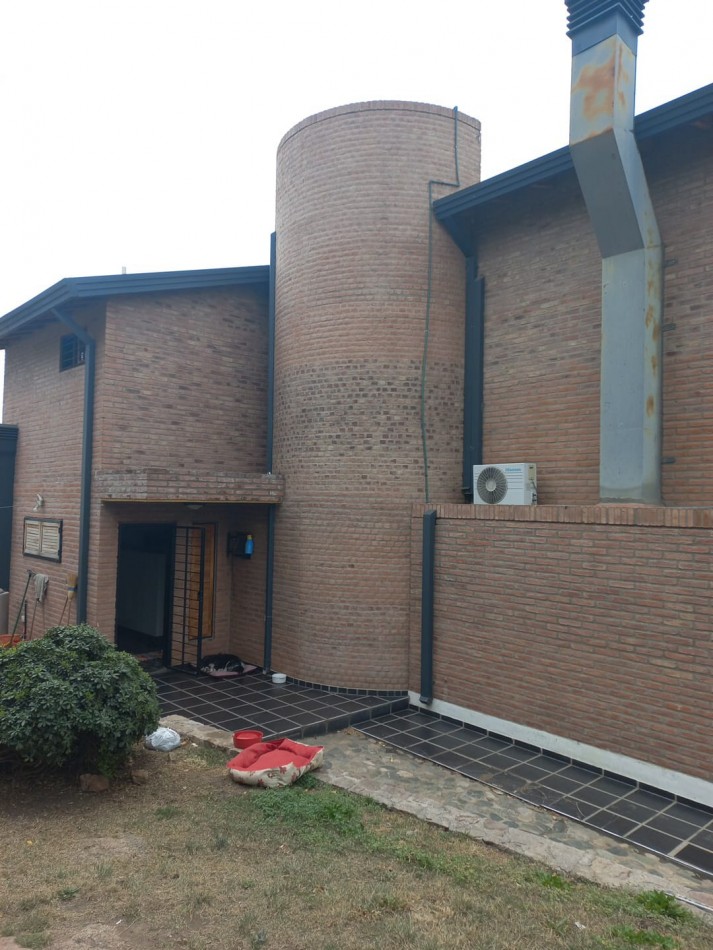 Imponente chalet ubicado en Villa del Lago, a pasos del puente en Ruta 38