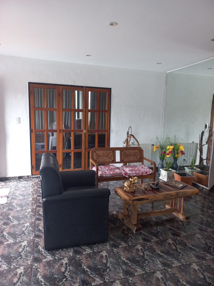 Imponente chalet ubicado en Villa del Lago, a pasos del puente en Ruta 38