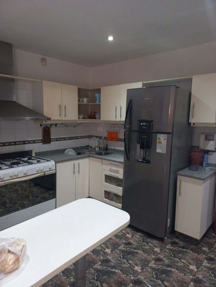 Imponente chalet ubicado en Villa del Lago, a pasos del puente en Ruta 38
