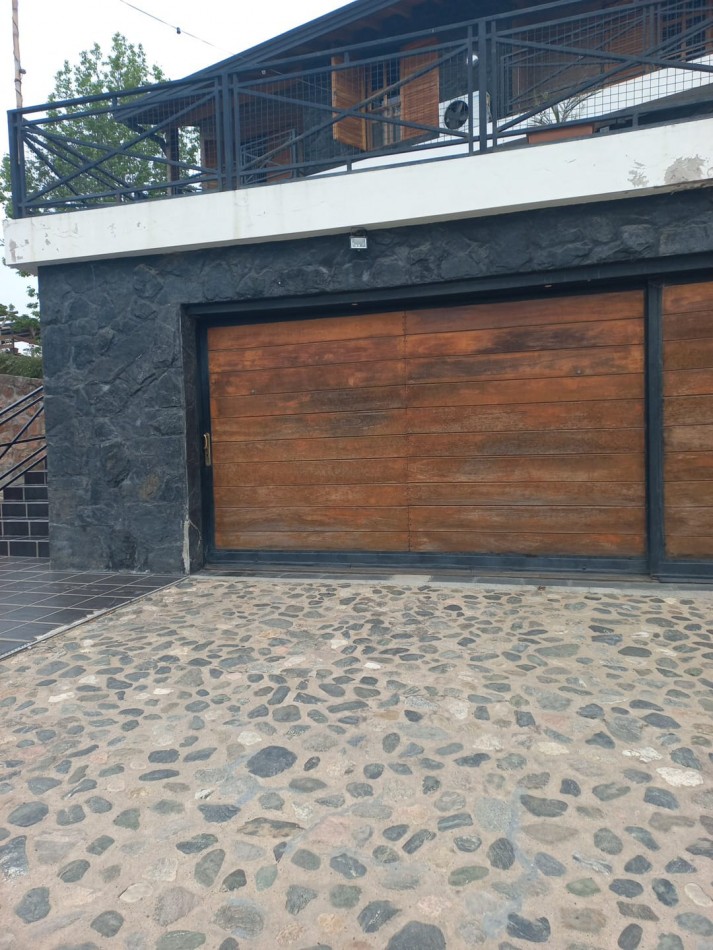 Imponente chalet ubicado en Villa del Lago, a pasos del puente en Ruta 38