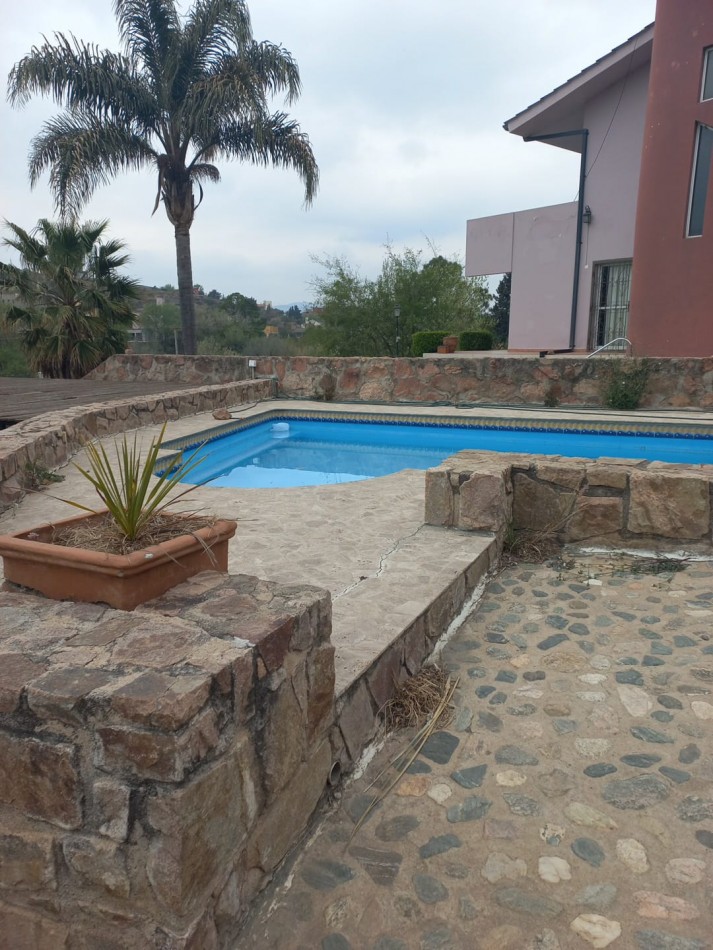 Imponente chalet ubicado en Villa del Lago, a pasos del puente en Ruta 38