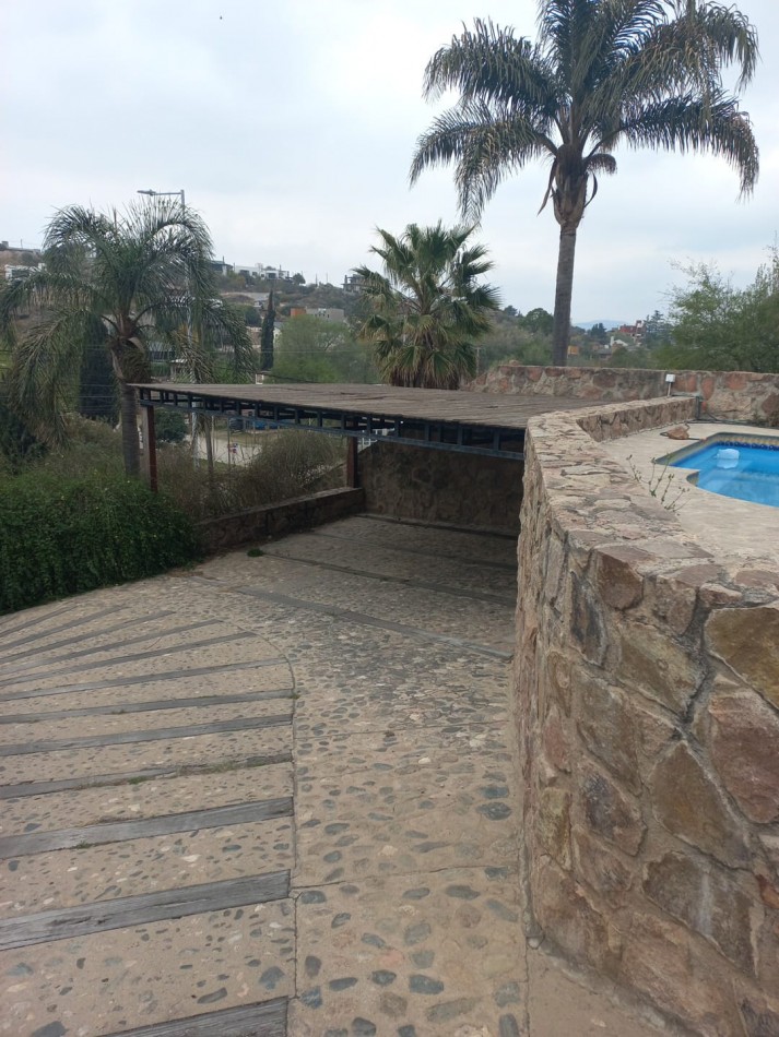Imponente chalet ubicado en Villa del Lago, a pasos del puente en Ruta 38