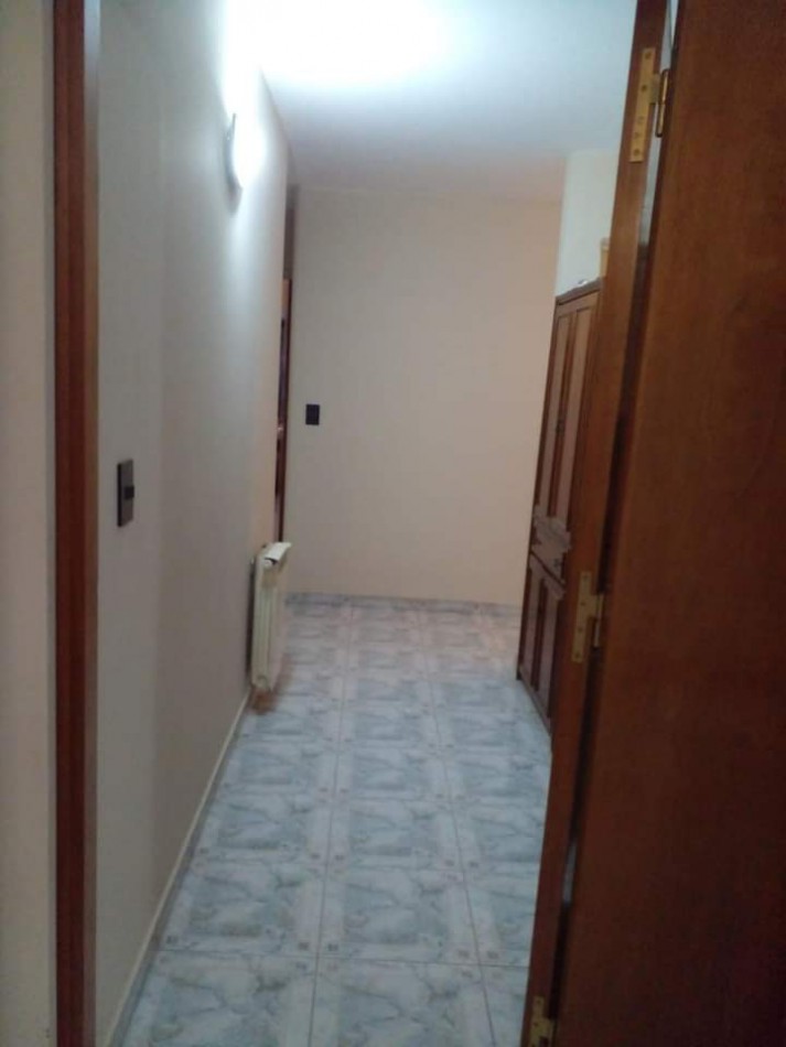 Imperdible piso completo en Edificio Balcones del Lago, sobre la costanera y a metros del centro