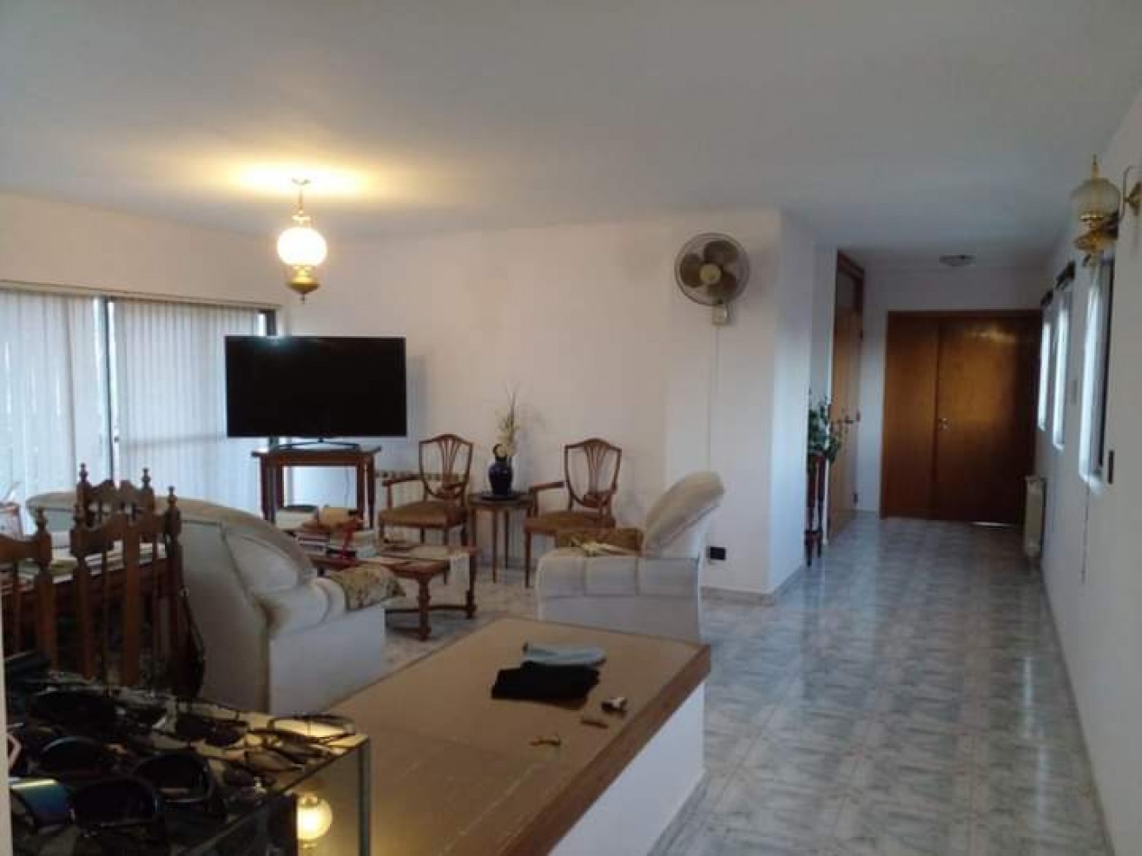 Imperdible piso completo en Edificio Balcones del Lago, sobre la costanera y a metros del centro