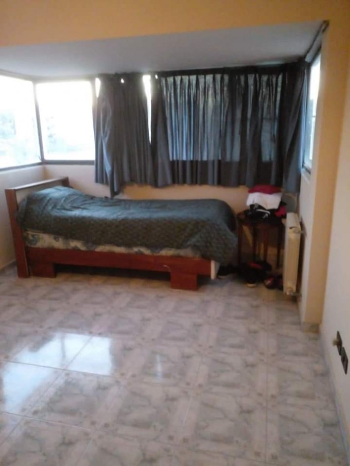 Imperdible piso completo en Edificio Balcones del Lago, sobre la costanera y a metros del centro