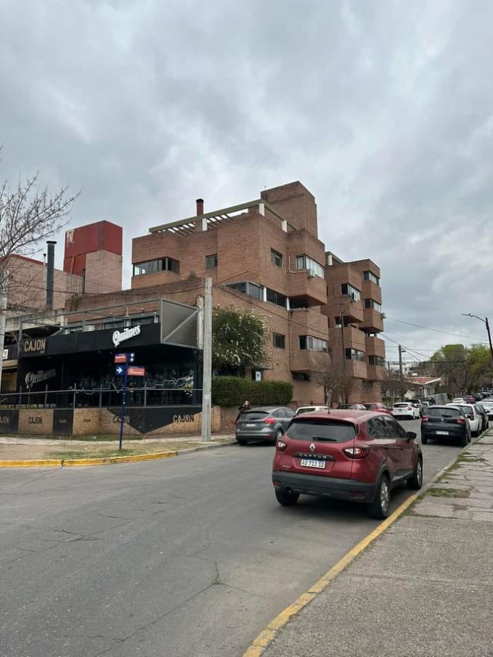 Imperdible piso completo en Edificio Balcones del Lago, sobre la costanera y a metros del centro