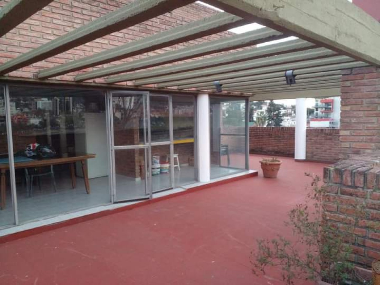 Imperdible piso completo en Edificio Balcones del Lago, sobre la costanera y a metros del centro