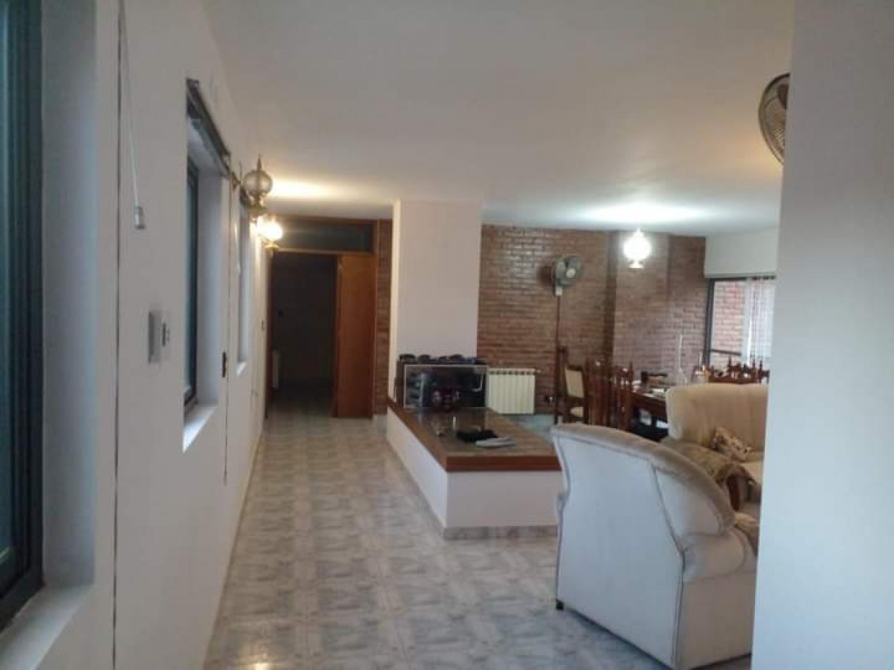 Imperdible piso completo en Edificio Balcones del Lago, sobre la costanera y a metros del centro