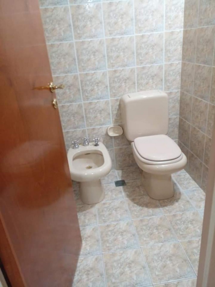 Imperdible piso completo en Edificio Balcones del Lago, sobre la costanera y a metros del centro