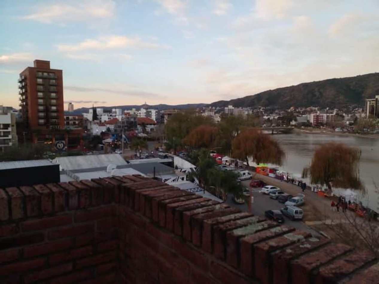 Imperdible piso completo en Edificio Balcones del Lago, sobre la costanera y a metros del centro