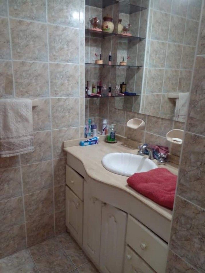 Imperdible piso completo en Edificio Balcones del Lago, sobre la costanera y a metros del centro