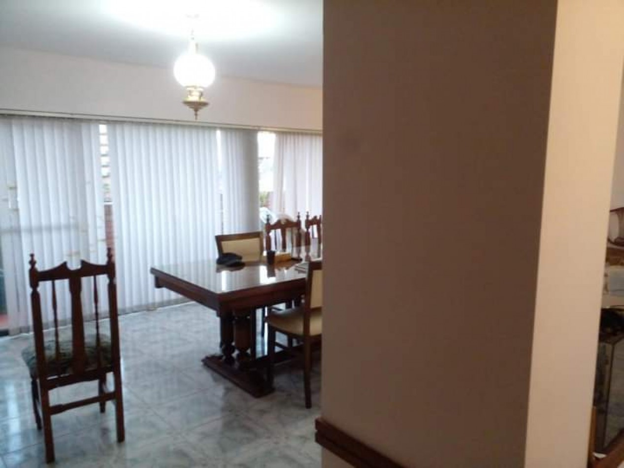Imperdible piso completo en Edificio Balcones del Lago, sobre la costanera y a metros del centro