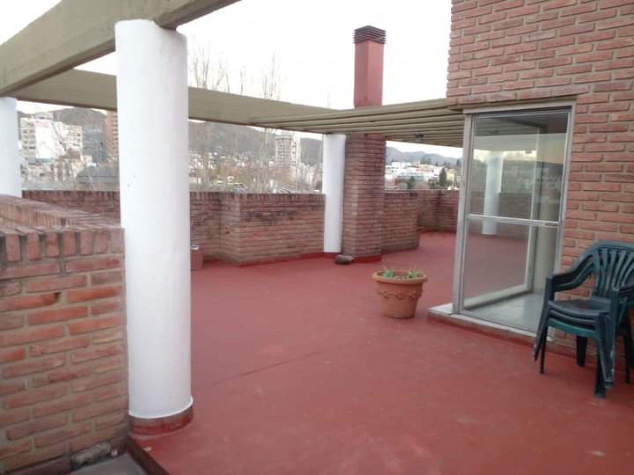 Imperdible piso completo en Edificio Balcones del Lago, sobre la costanera y a metros del centro