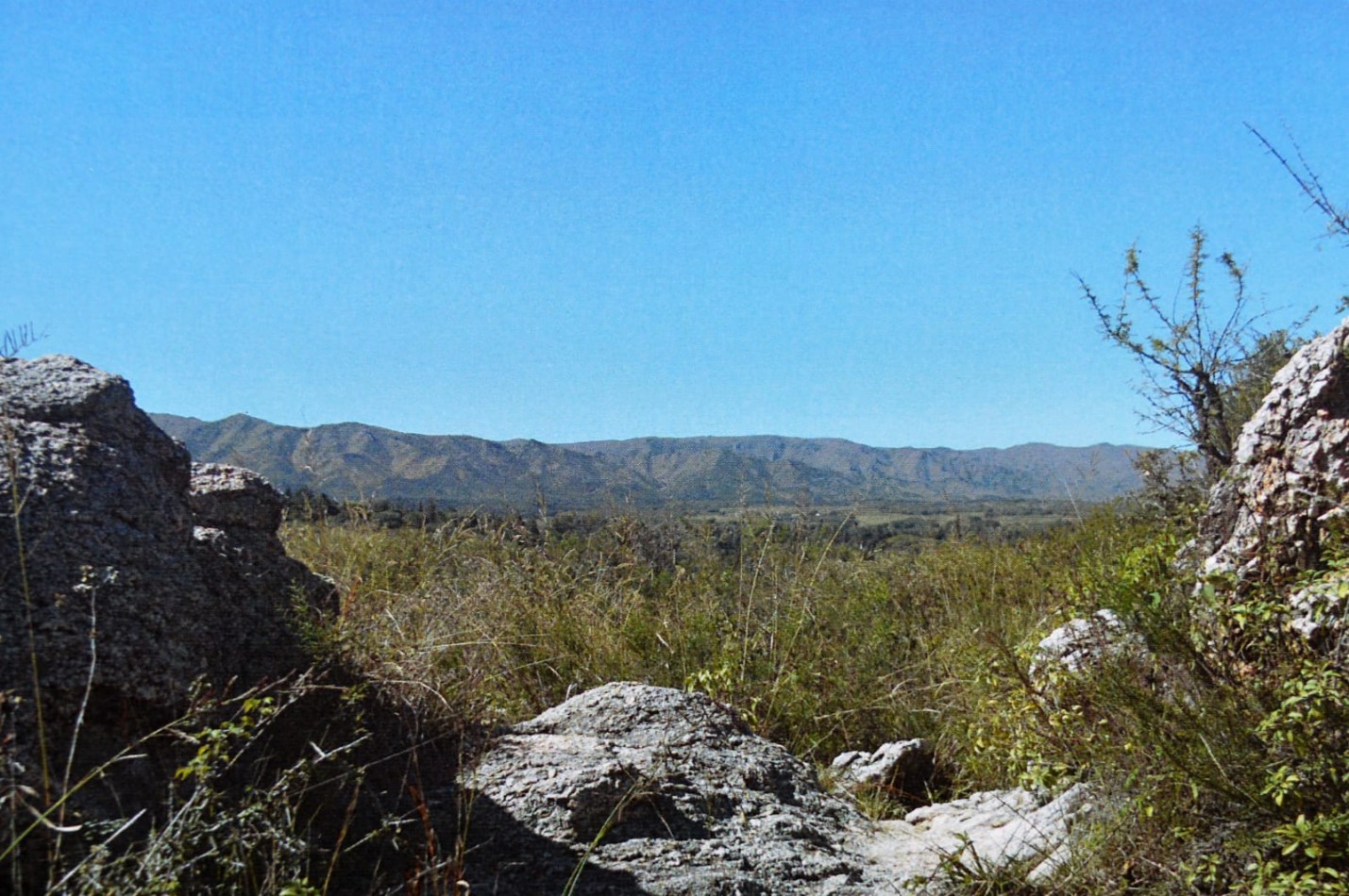 CAMPO DE 63 HECTAREAS EN VALLE HERMOSO CON FRENTE AL RIO