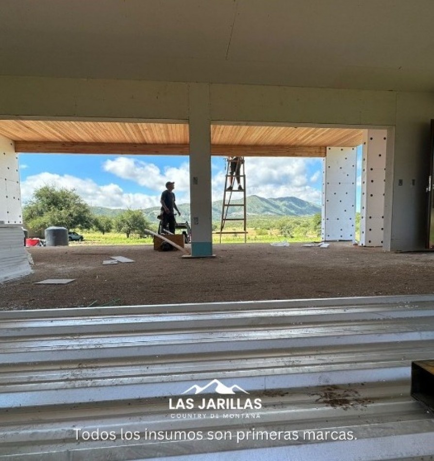 Casa de categoria en Las Jarillas, barrio privado con vista 360 grados a las sierras. Pre-venta