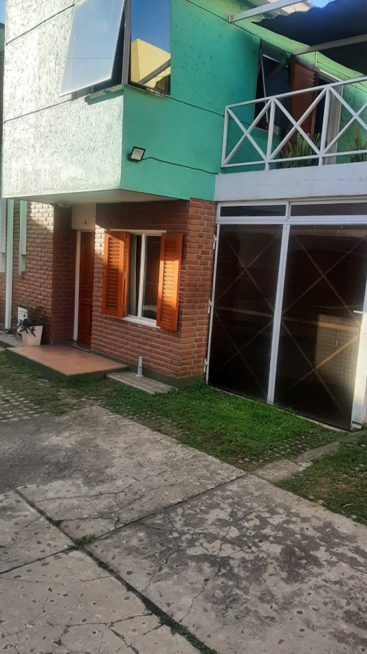 Duplex en complejo, ubicado en Villa Dominguez. Excelente ubicacion