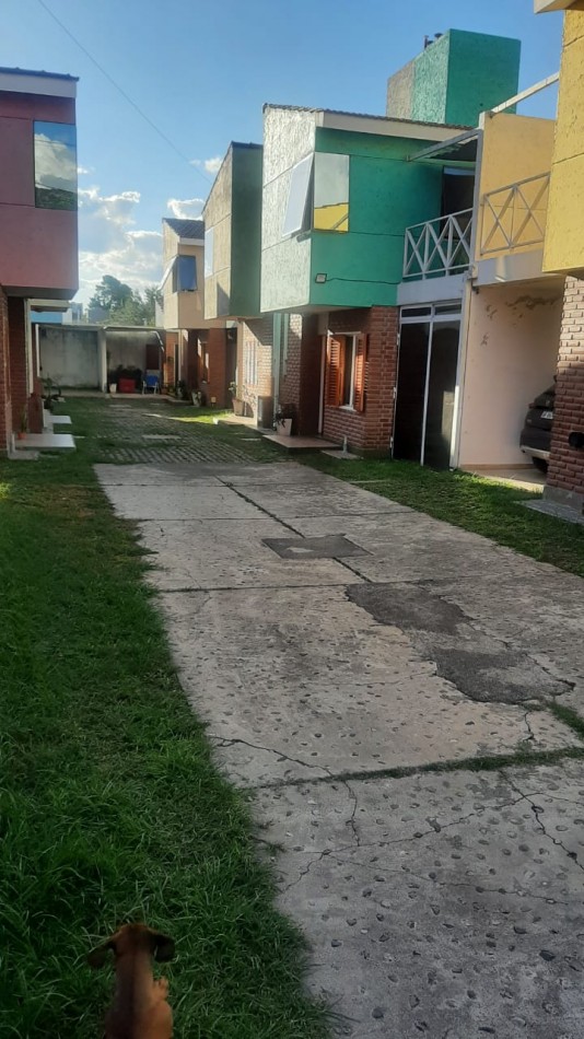 Duplex en complejo, ubicado en Villa Dominguez. Excelente ubicacion
