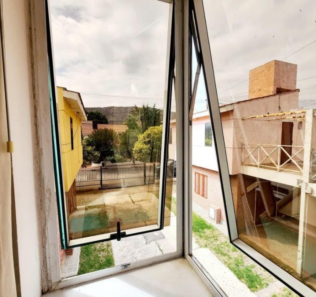 Duplex en complejo, ubicado en Villa Dominguez. Excelente ubicacion