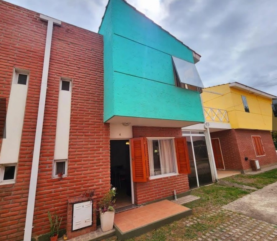 Duplex en complejo, ubicado en Villa Dominguez. Excelente ubicacion