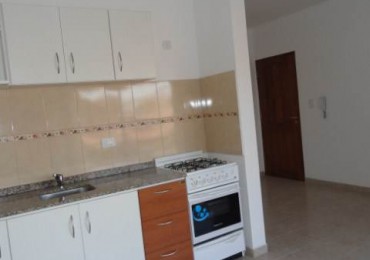 OPORTUNIDAD! Departamento de 2 dormitorios y cochera. A una cuadra de Av. Cárcano
