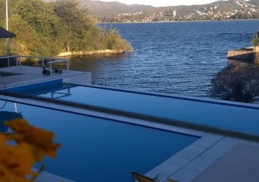 Casa de diseño con exclusiva vista al lago y rodeada de exuberante vegetación