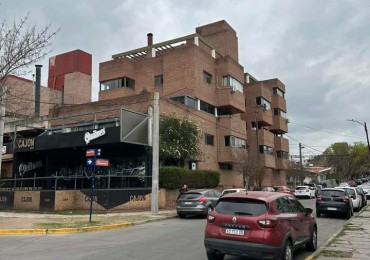 Imperdible piso completo en Edificio Balcones del Lago, sobre la costanera y a metros del centro
