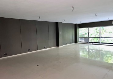 Alquiler de Local con Gran Salon, Baños Equipados y Kitchenette. ¡Listo para Ocupar!