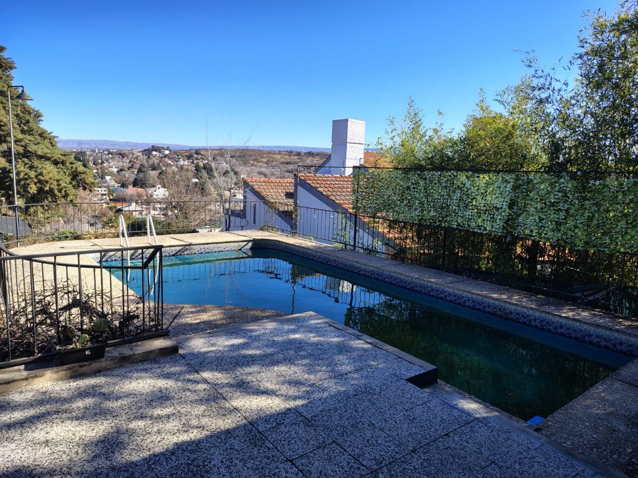 Chalet con Piscina a minutos del centro en Carlos Paz