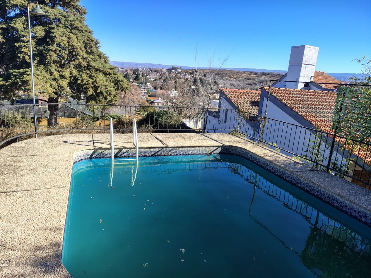 Chalet con Piscina a minutos del centro en Carlos Paz