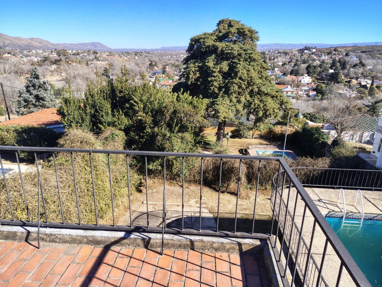 Chalet con Piscina a minutos del centro en Carlos Paz